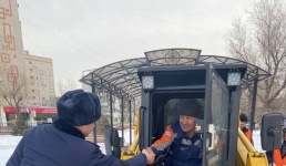 Водитель погрузчика снегом потушил горящий автомобиль в Павлодаре
