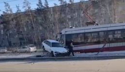 Трамвайное ограждение снес автомобилист в Павлодаре (ВИДЕО)