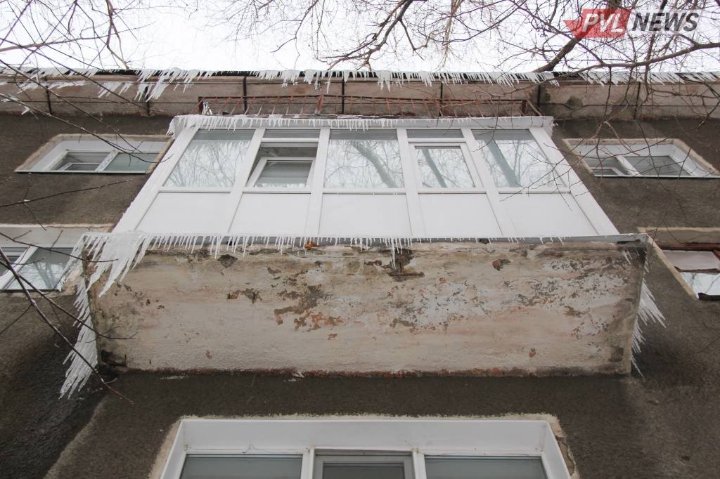 Павлодарцев призвали очистить крыши от снега