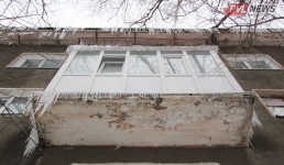 Павлодарцев призвали очистить крыши от снега