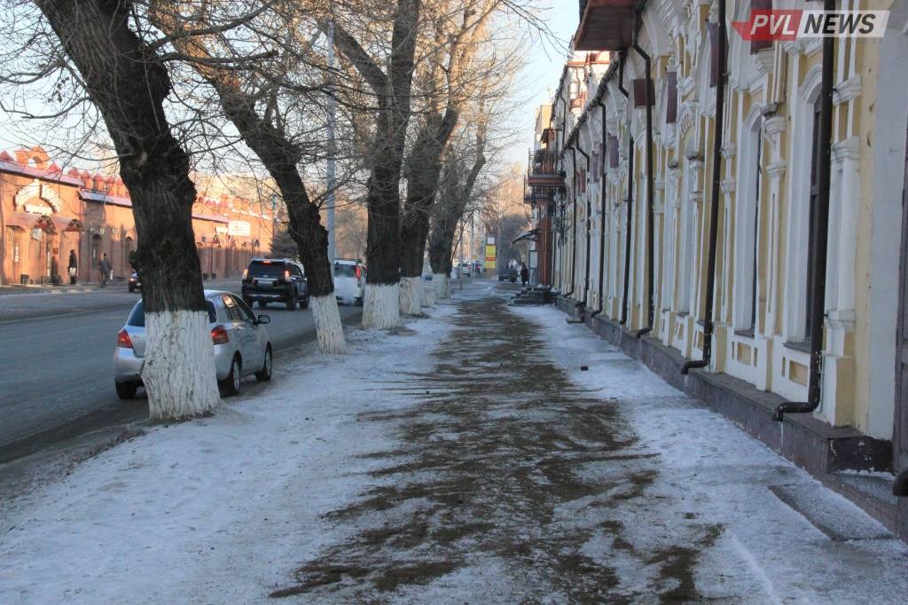 Двести человек вывели на борьбу с гололёдом в Павлодаре