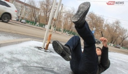 Сколько павлодарцев пострадали из-за гололеда за три дня