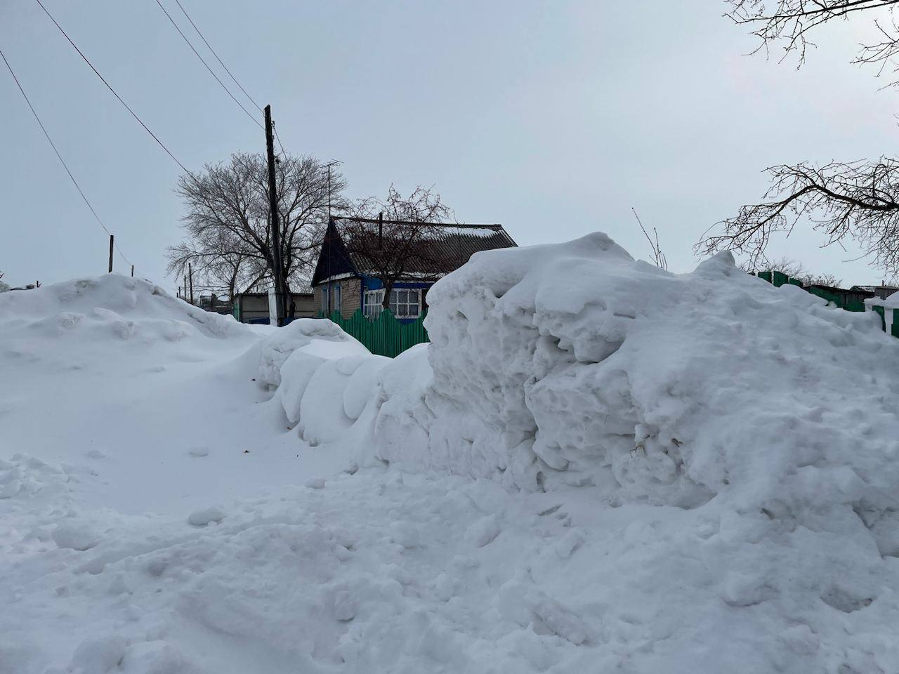 Деревня сугробы. Сугробы в деревне. Сугробы во дворе. Снежные сугробы в деревне. Деревня в снегу.