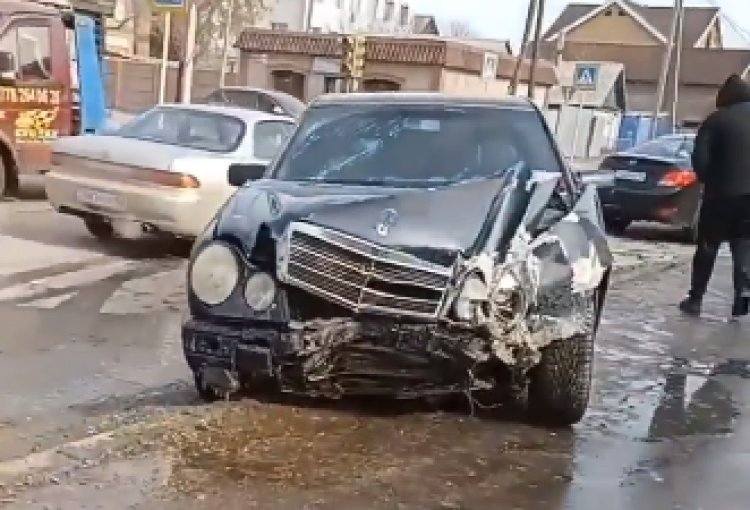 Два «мерседеса» столкнулись на перекрестке в Павлодаре