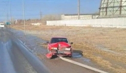 Павлодарский автомобилист сломал фонарный столб