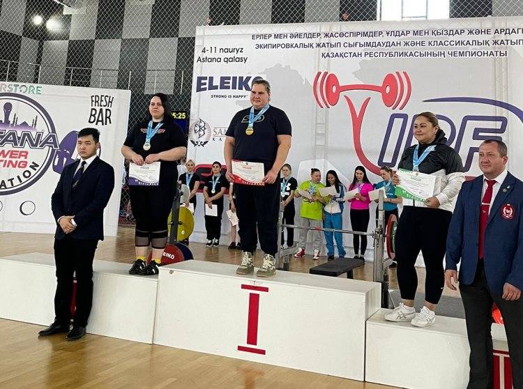 Павлодарки взяли «золото» чемпионата РК по пауэрлифтингу