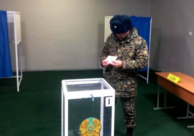 Строем пришли на голосование павлодарские военнослужащие