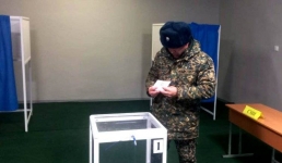 Строем пришли на голосование павлодарские военнослужащие