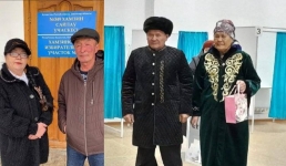 Свадебные юбиляры пришли на избирательные участки Павлодарской области