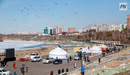 На павлодарской набережной начали устанавливать юрты