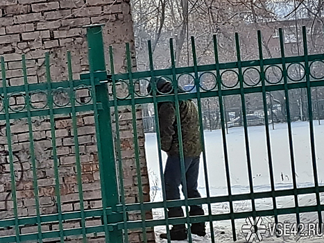 Малую нужду справил житель пригорода Павлодара возле магазина