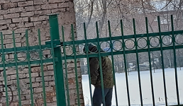 Малую нужду справил житель пригорода Павлодара возле магазина
