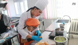 В Павлодаре особенные дети на день стали кондитерами