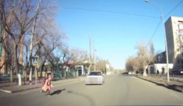 Маленькую павлодарку дважды едва не сбили на «зебре»