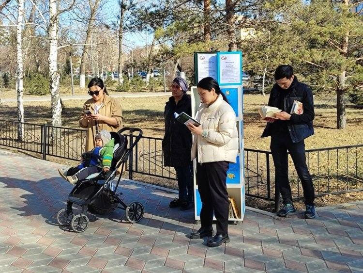 Библиотека под открытым небом заработала в Павлодаре