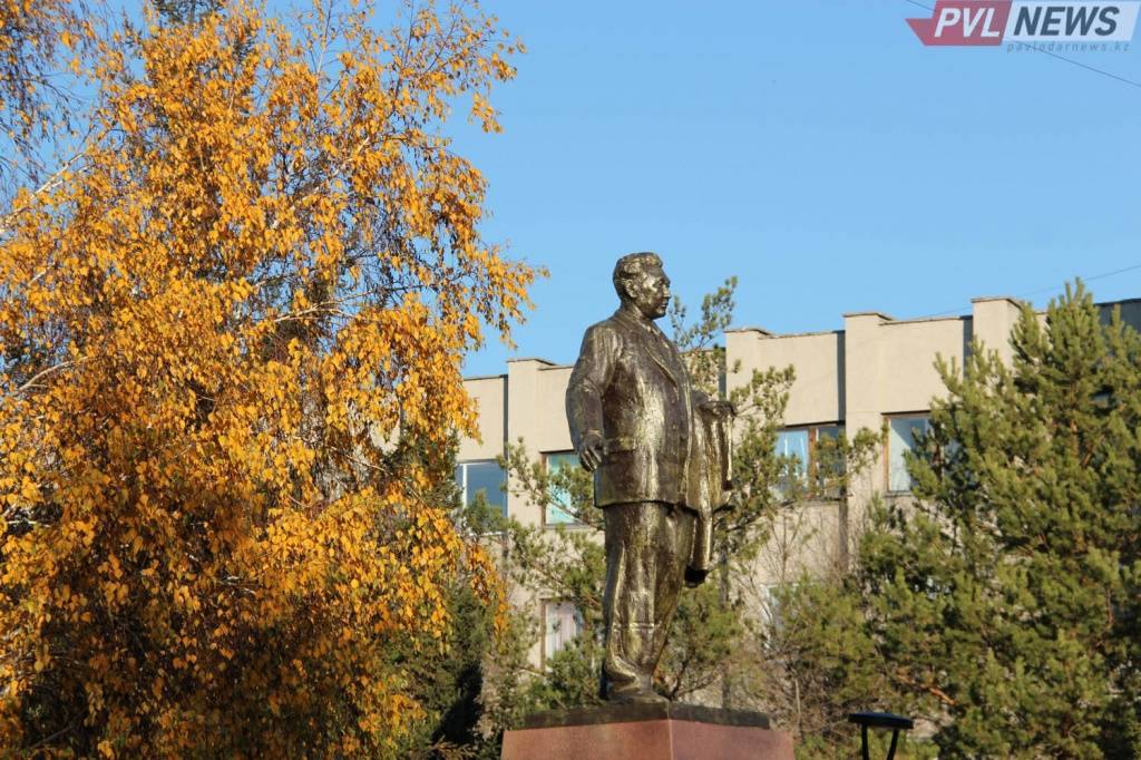 Цветы к памятнику Каныша Сатпаева возложили в Павлодаре