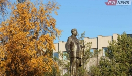 Цветы к памятнику Каныша Сатпаева возложили в Павлодаре
