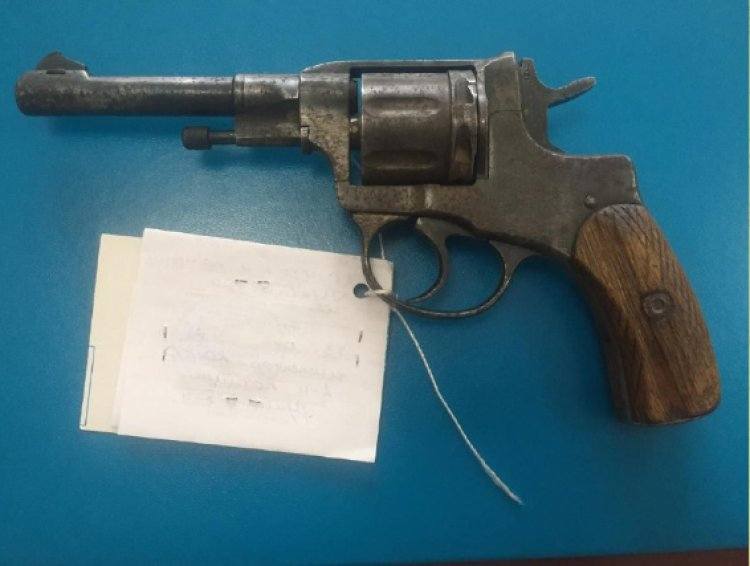 Старинный револьвер нашел в кустах павлодарец