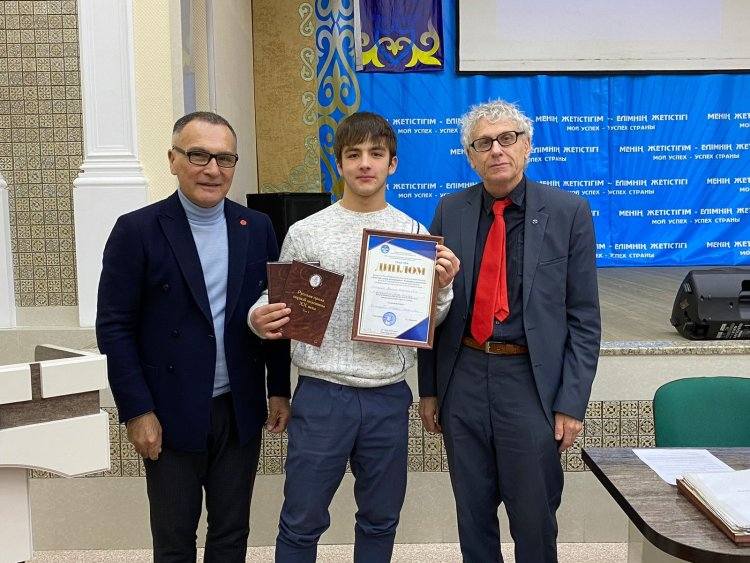 Павлодарский школьник выиграл конкурс научных проектов в ИнЕУ