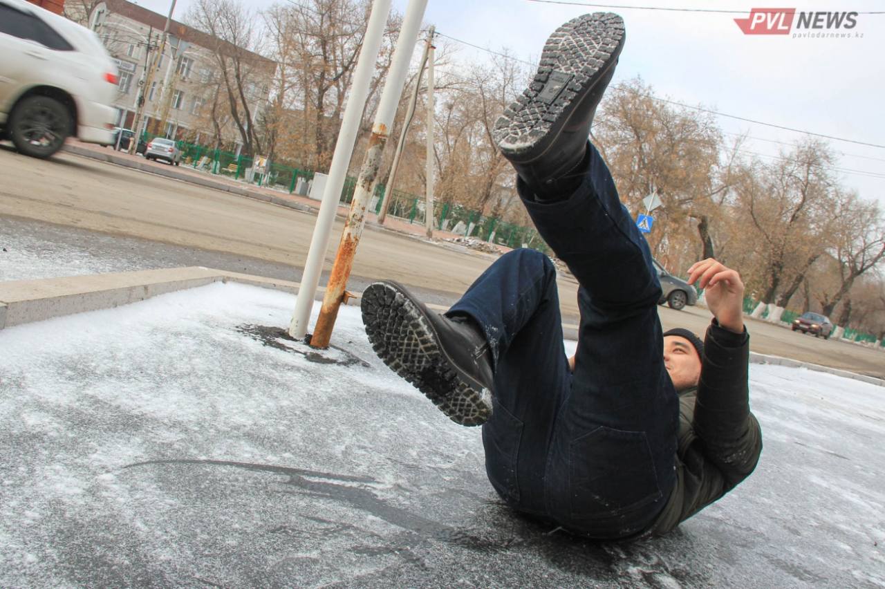 Пять павлодарцев госпитализировали из-за гололёда