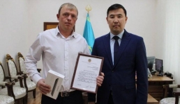 Спас инвалида на пожаре: Асхат Оралов поблагодарил работника ДК Павлодарской области