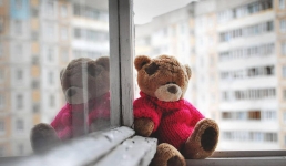 Девочка выпала с пятого этажа в пригороде Павлодара