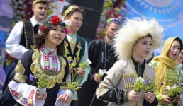 «Единство» из цветов и «привет» на 20 языках: как встретили 1 Мая павлодарцы