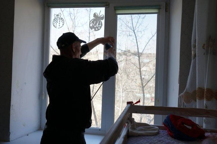 Павлодарские осуждённые помогли уберечь детей от падения с высоты