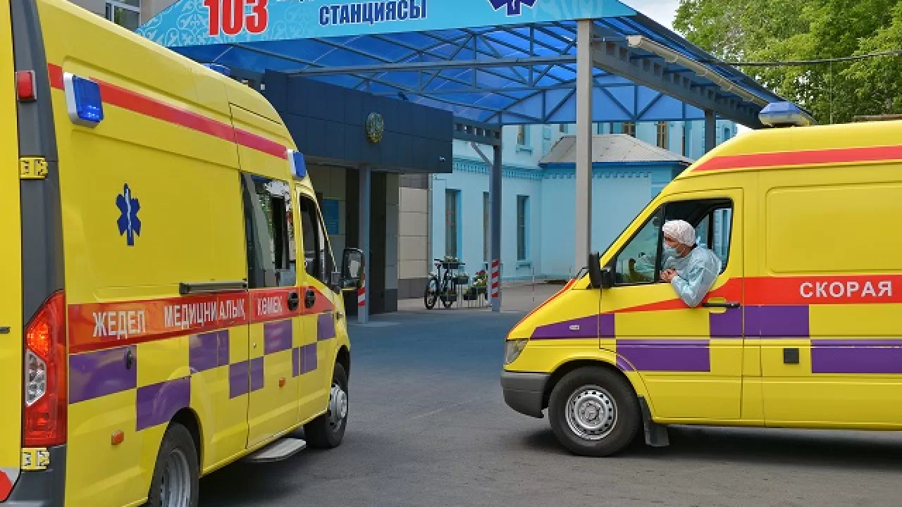 В павлодарской «скорой» объяснили, почему их водители не едут на красный