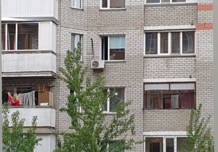 Ребенок у открытого окна встревожил павлодарцев