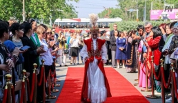 В Павлодаре по красной дорожке прошли работники культуры (ФОТО)