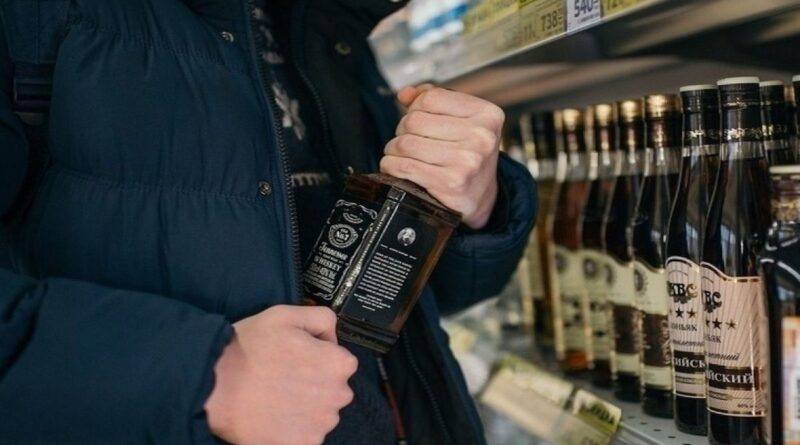 Павлодарца подозревают в краже дорогого алкоголя