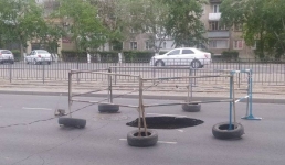Участок улицы в Павлодаре закрыли из-за провала грунта