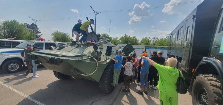 Детям устроили экскурсию в часть Нацгвардии в Павлодаре