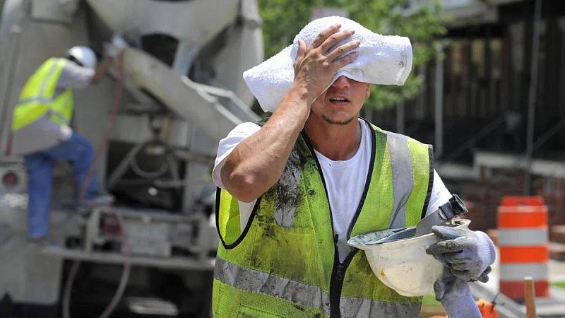 Павлодарцев предложили пораньше отпускать с работы из-за жары