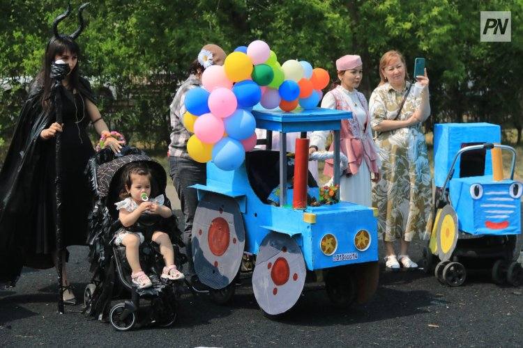 С папой с мамой на парад минус. Парад колясок. Мамы с колясками на велодорожке. Коляска как карета.