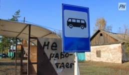 Автобус снёс остановку в Павлодаре