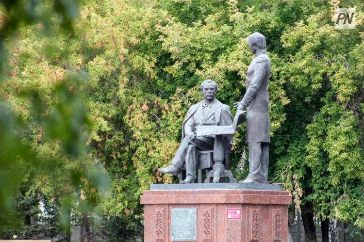 ОбесQRили: с павлодарских памятников сняли таблички с кодами
