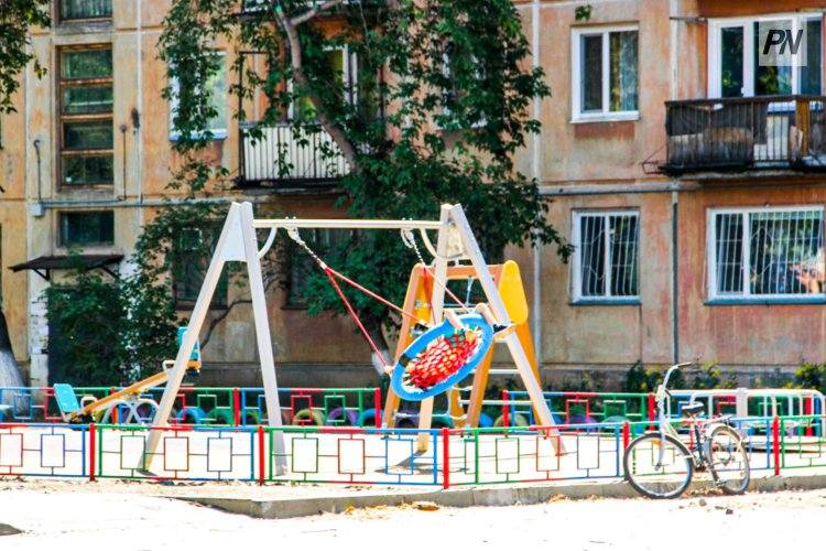 Павлодарцам из образцового дома в подарок благоустроили двор