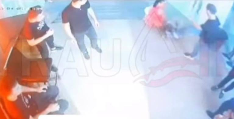 хулиган избил девушку