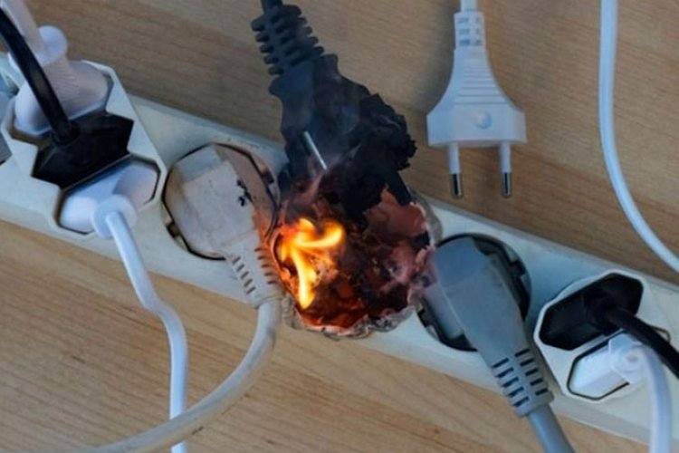 Павлодарский зоомагазин наполнился дымом из-за неисправной электропроводки (ВИДЕО)