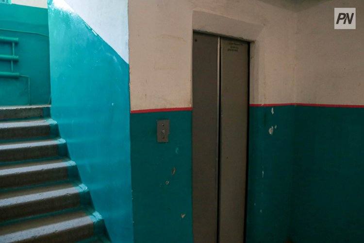 В Павлодаре трое вандалов выломали лифт