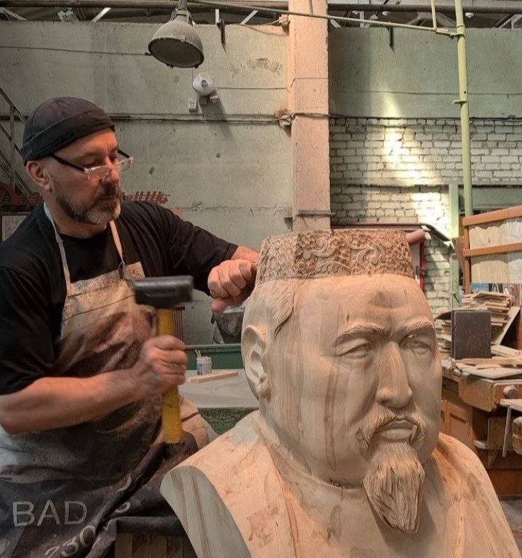 Павлодарец создал бюст известного мыслителя размером с беркута