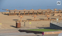 Иностранцы переворачивали лежаки на пляже Павлодара