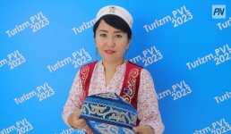 Павлодарка удивила туристов бейсболками в национальном стиле