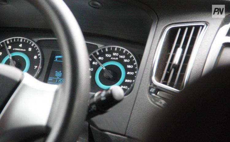 В Павлодаре кроссовер перевернулся на мокрой дороге