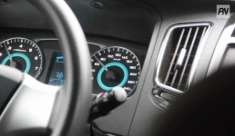 В Павлодаре кроссовер перевернулся на мокрой дороге