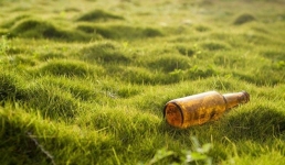 Две павлодарки оставили на детской площадке окурки и бутылки