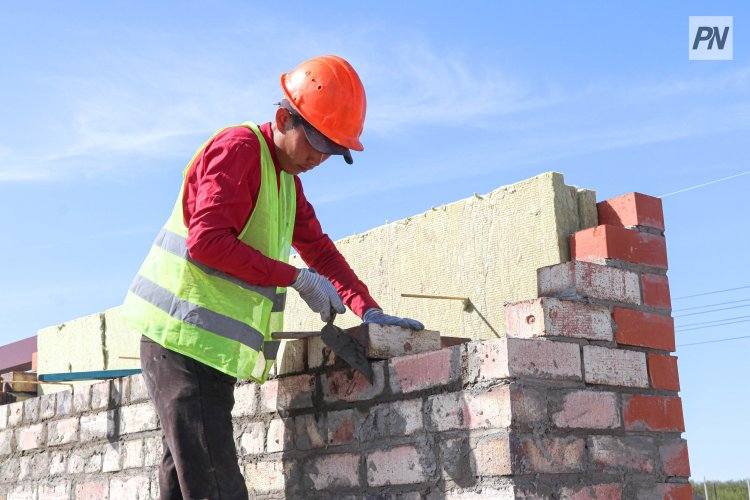 Заңсыз құрылыс: Павлодарда көпқабатты үйді бұзбаған кәсіпкер жазаланды