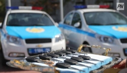 Асайын Байханов павлодарлық полицейлерге жаңа қызметтік автокөліктің кілтін табыстады